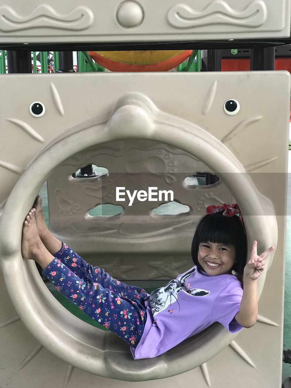 medical imaging, washing machine, one person, indoors, machinery, child, laundry, childhood, adult, technology, bathroom, lifestyles, full length, household equipment, women, clothes dryer