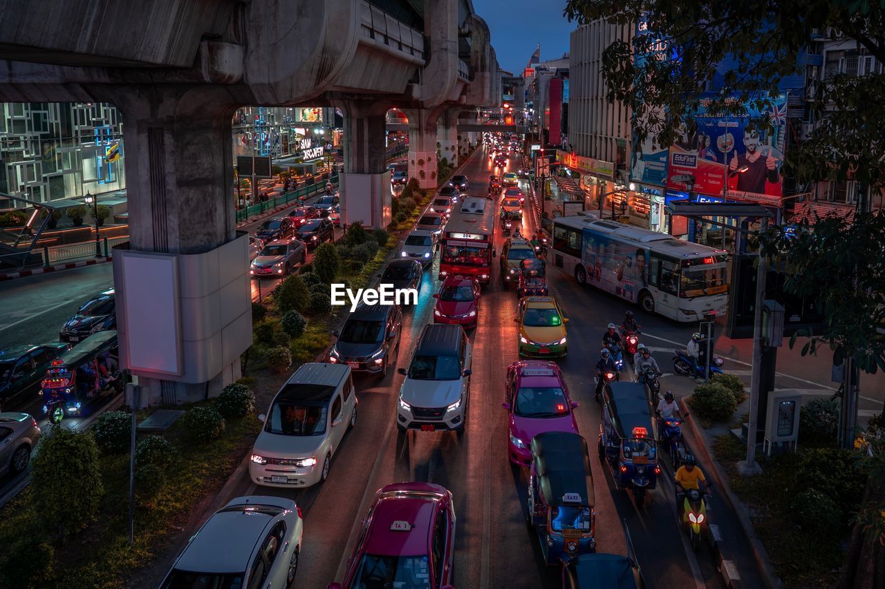 HIGH ANGLE VIEW OF TRAFFIC ON ROAD IN CITY