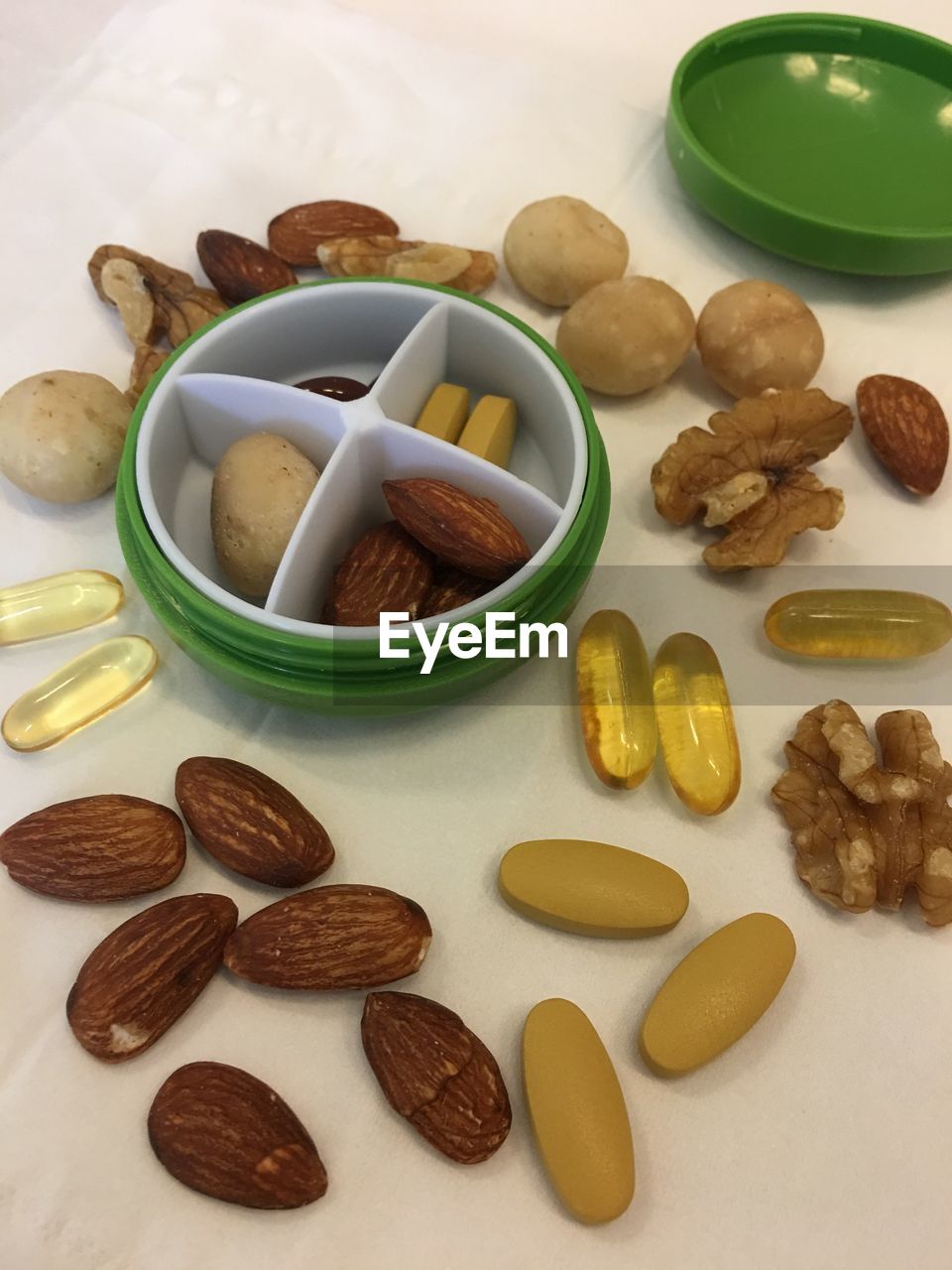 HIGH ANGLE VIEW OF BREAKFAST IN BOWL ON TABLE