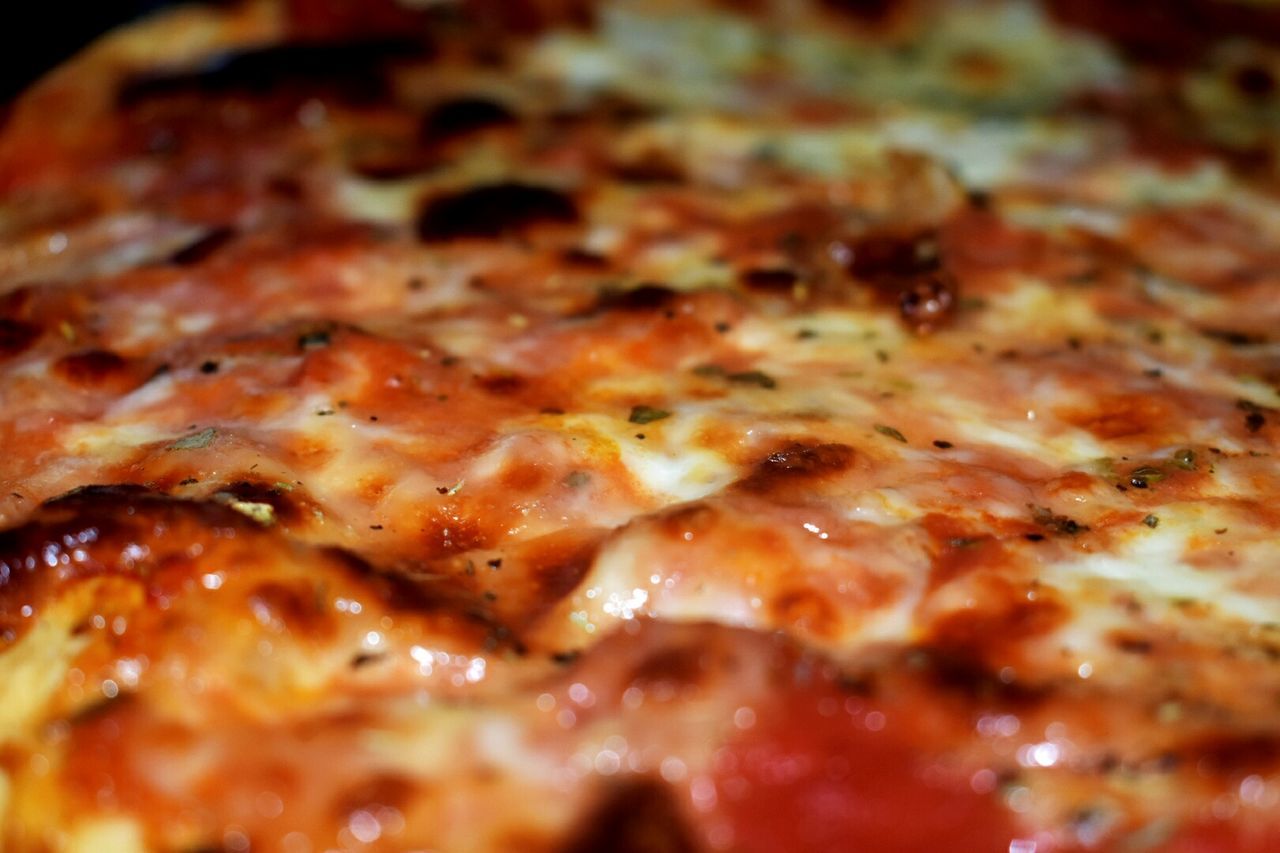 CLOSE-UP OF PIZZA IN PLATE