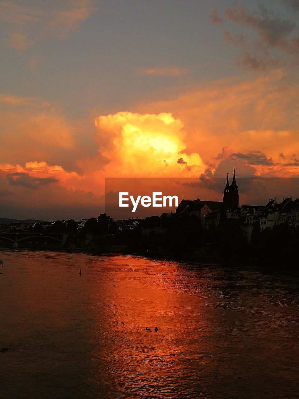 VIEW OF BUILDINGS AT WATERFRONT DURING SUNSET