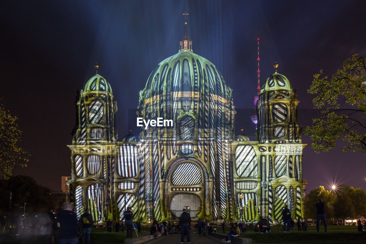 VIEW OF ILLUMINATED BUILDING AT NIGHT