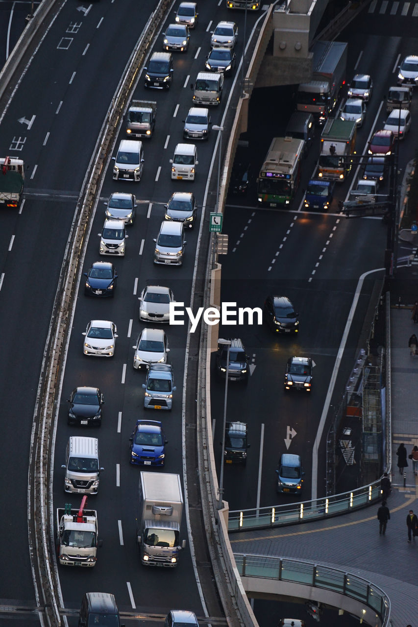 HIGH ANGLE VIEW OF STREET IN CITY