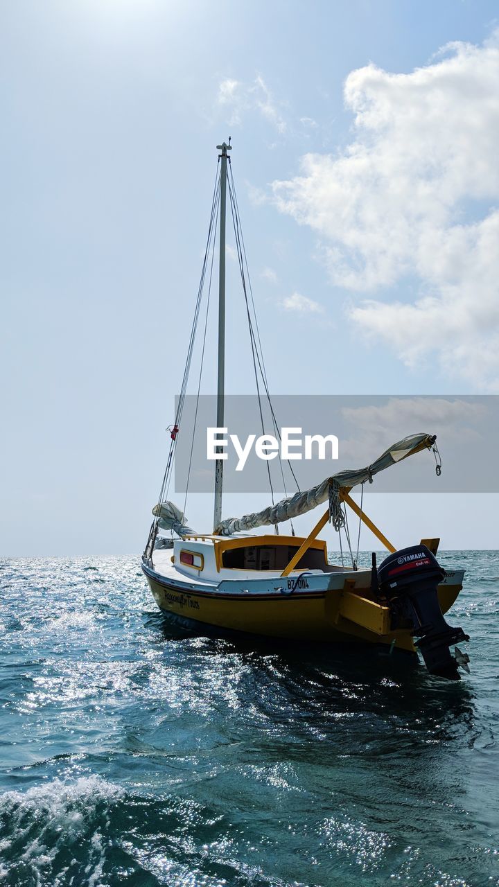 SAILBOAT ON SEA AGAINST SKY