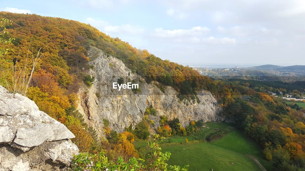SCENIC VIEW OF LANDSCAPE AGAINST SKY DURING AUTUMN