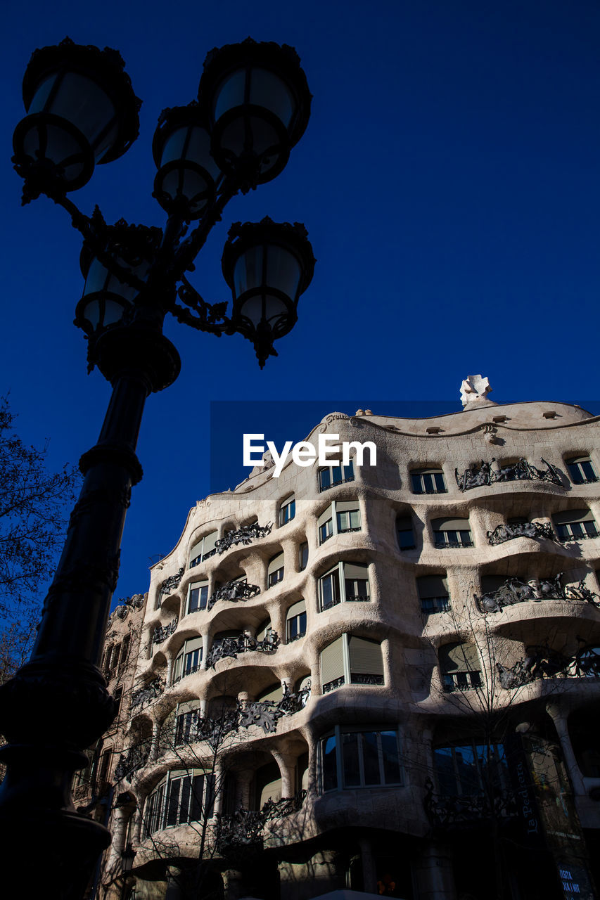 LOW ANGLE VIEW OF BUILDINGS IN CITY