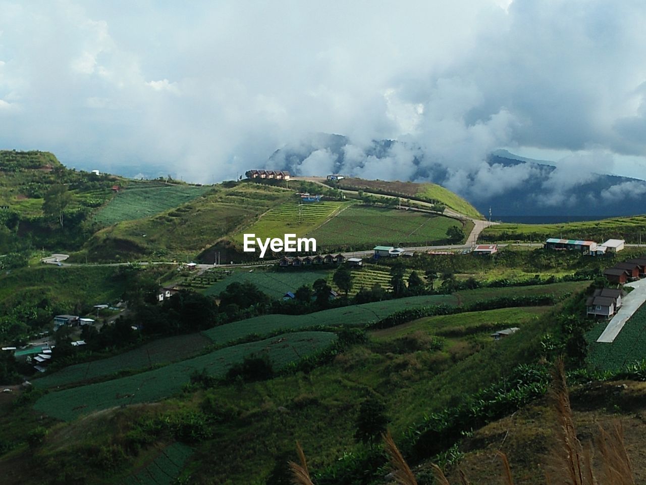 HIGH ANGLE VIEW OF AGRICULTURAL FIELD AGAINST SKY