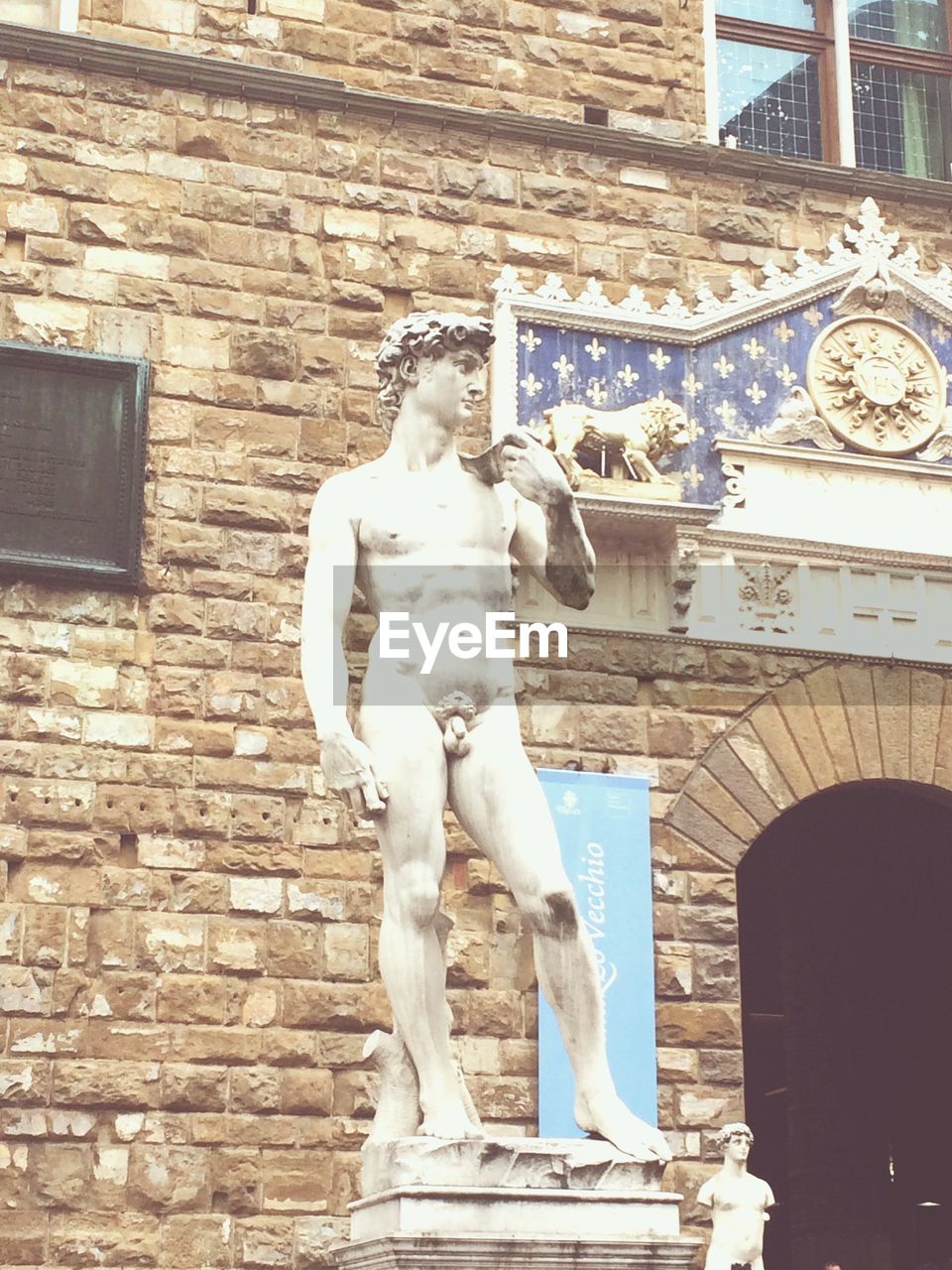 LOW ANGLE VIEW OF STATUE OF BUILDING