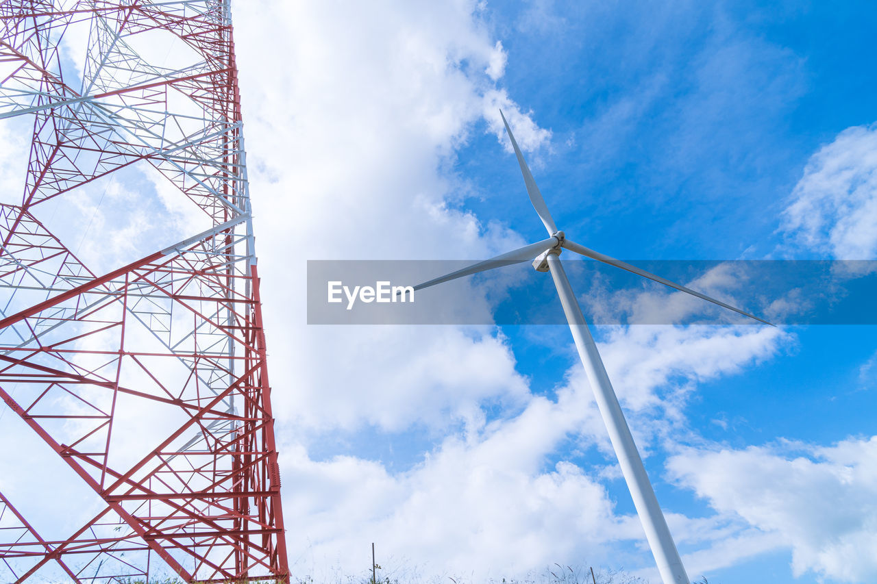 LOW ANGLE VIEW OF CRANE AGAINST SKY