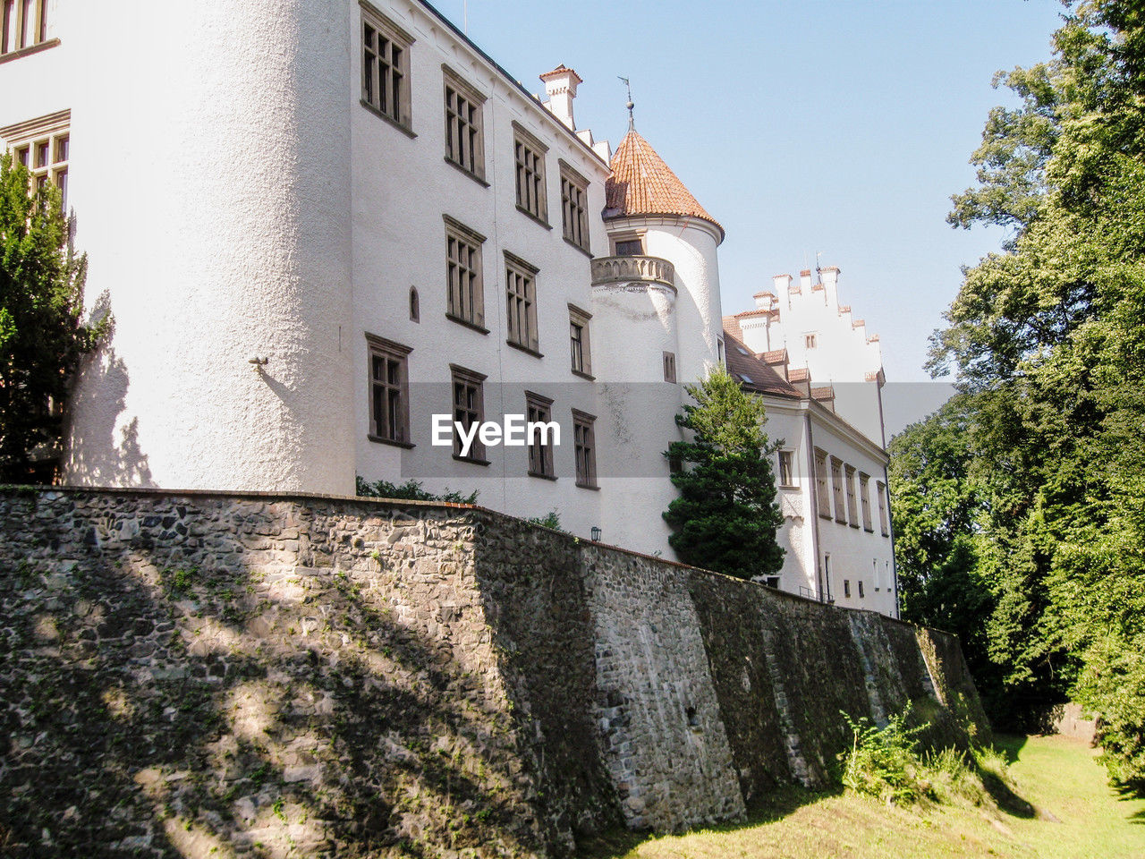 architecture, building exterior, built structure, building, château, nature, plant, residential district, house, sunlight, tree, estate, no people, city, day, window, sky, wall, sunny, clear sky, wall - building feature, outdoors, waterway, history, the past, low angle view, home, summer, castle