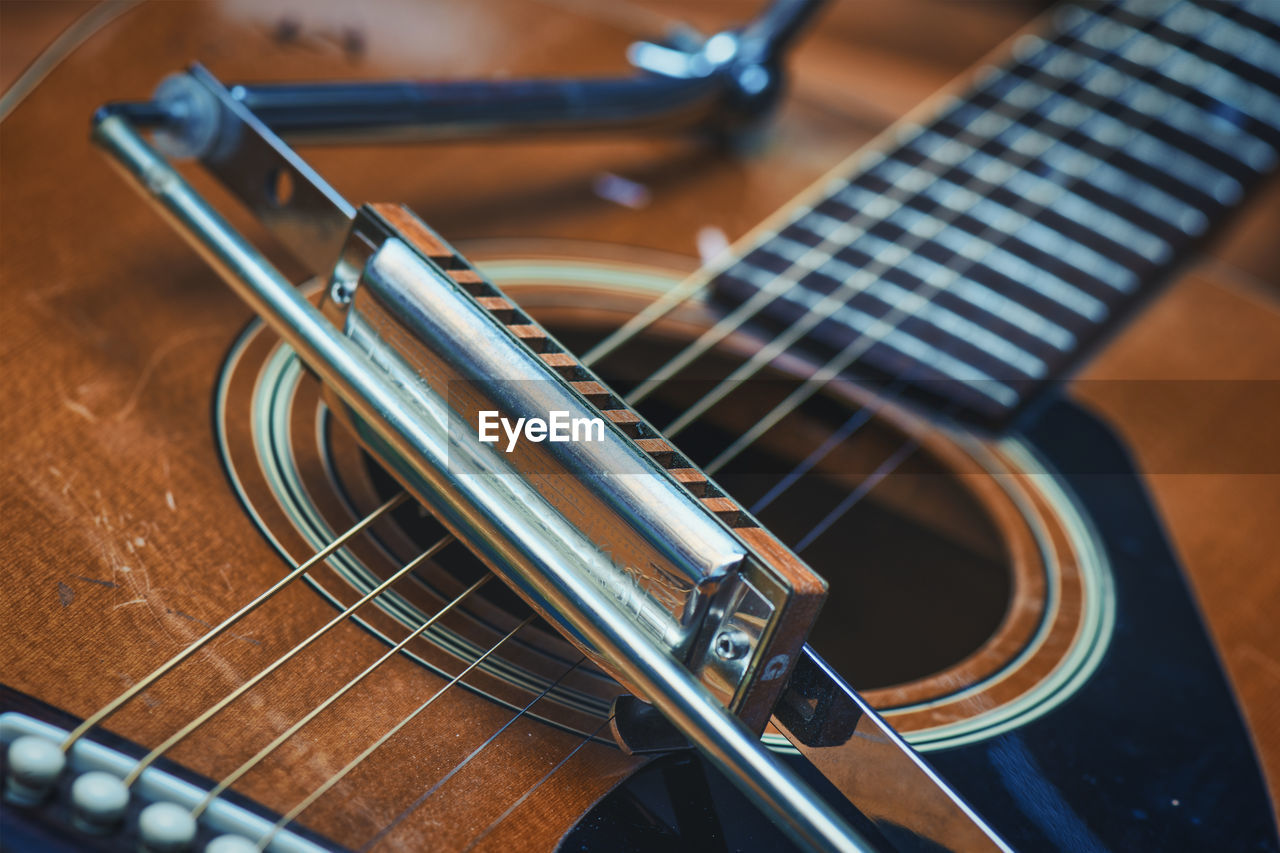 musical instrument, guitar, music, string instrument, bass guitar, musical equipment, arts culture and entertainment, musical instrument string, acoustic guitar, plucked string instruments, indoors, string, wood, close-up, no people, selective focus, electric guitar