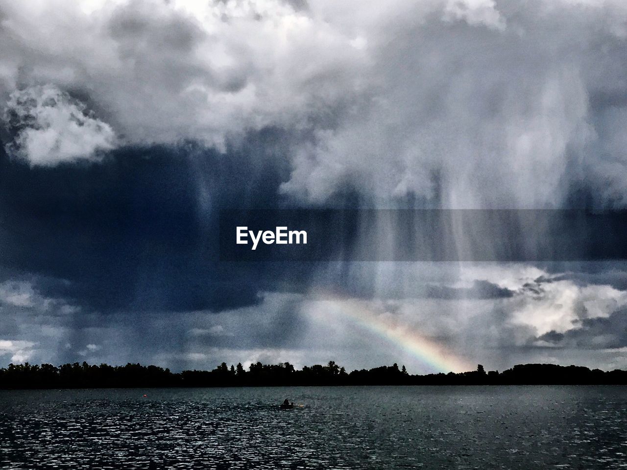 PANORAMIC VIEW OF LAKE BY TREES AGAINST SKY