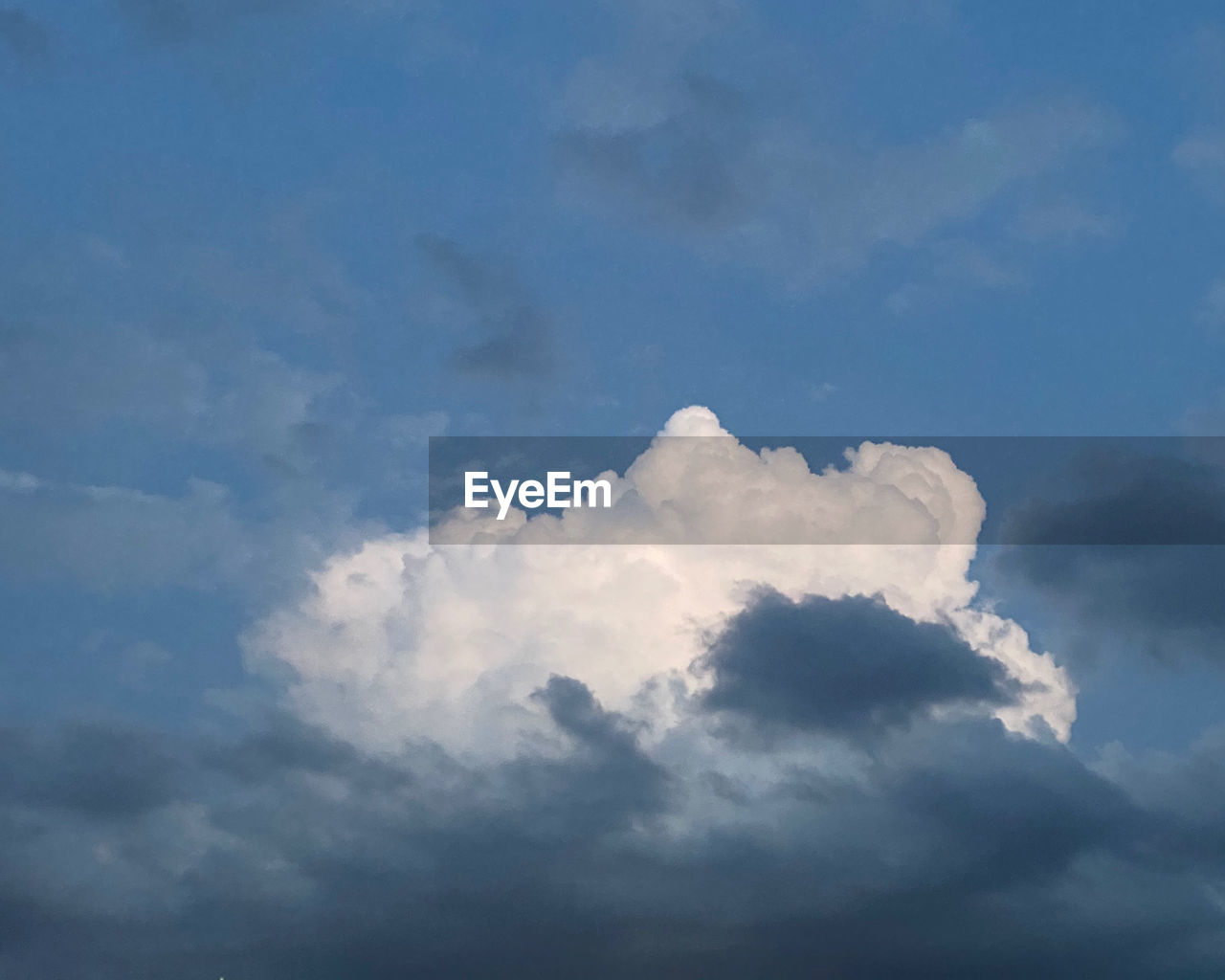 LOW ANGLE VIEW OF CLOUDSCAPE AGAINST SKY