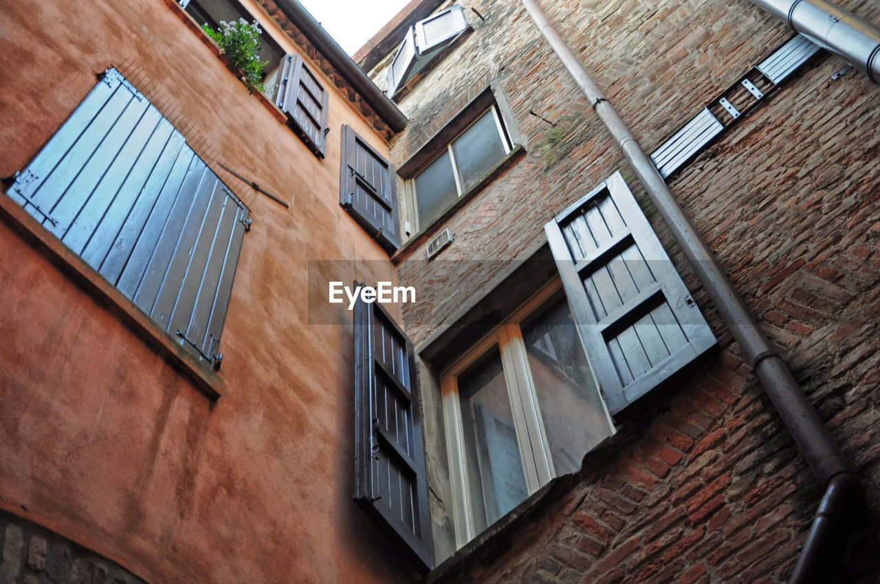 architecture, building exterior, built structure, window, building, low angle view, residential district, house, city, no people, wall, wood, urban area, facade, day, roof, neighbourhood, outdoors, apartment, wall - building feature, home, brick
