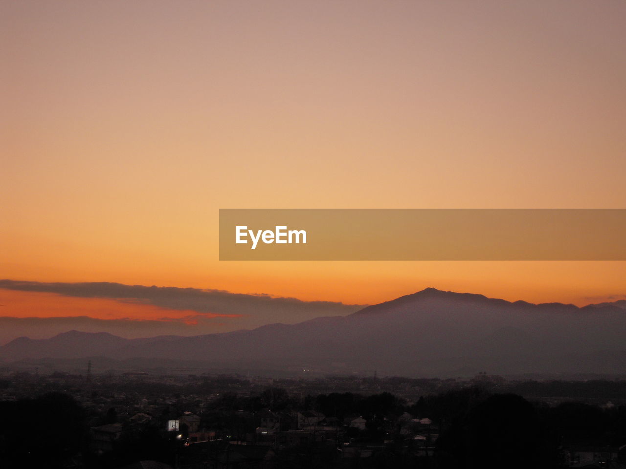 VIEW OF CITYSCAPE AT SUNSET