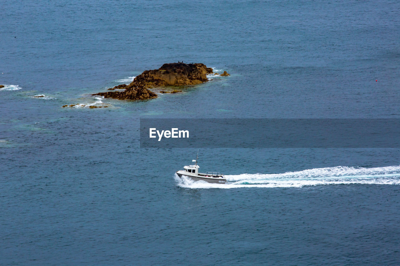 HIGH ANGLE VIEW OF SEA BY BOAT