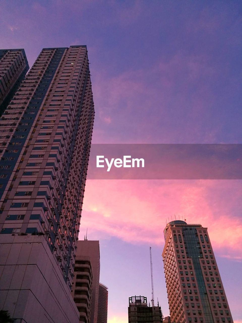 LOW ANGLE VIEW OF SKYSCRAPERS AGAINST SKY