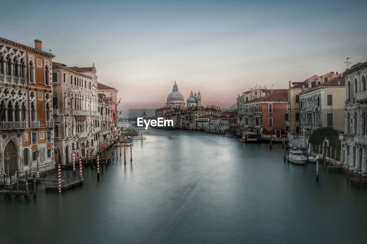 VIEW OF BUILDINGS AT WATERFRONT