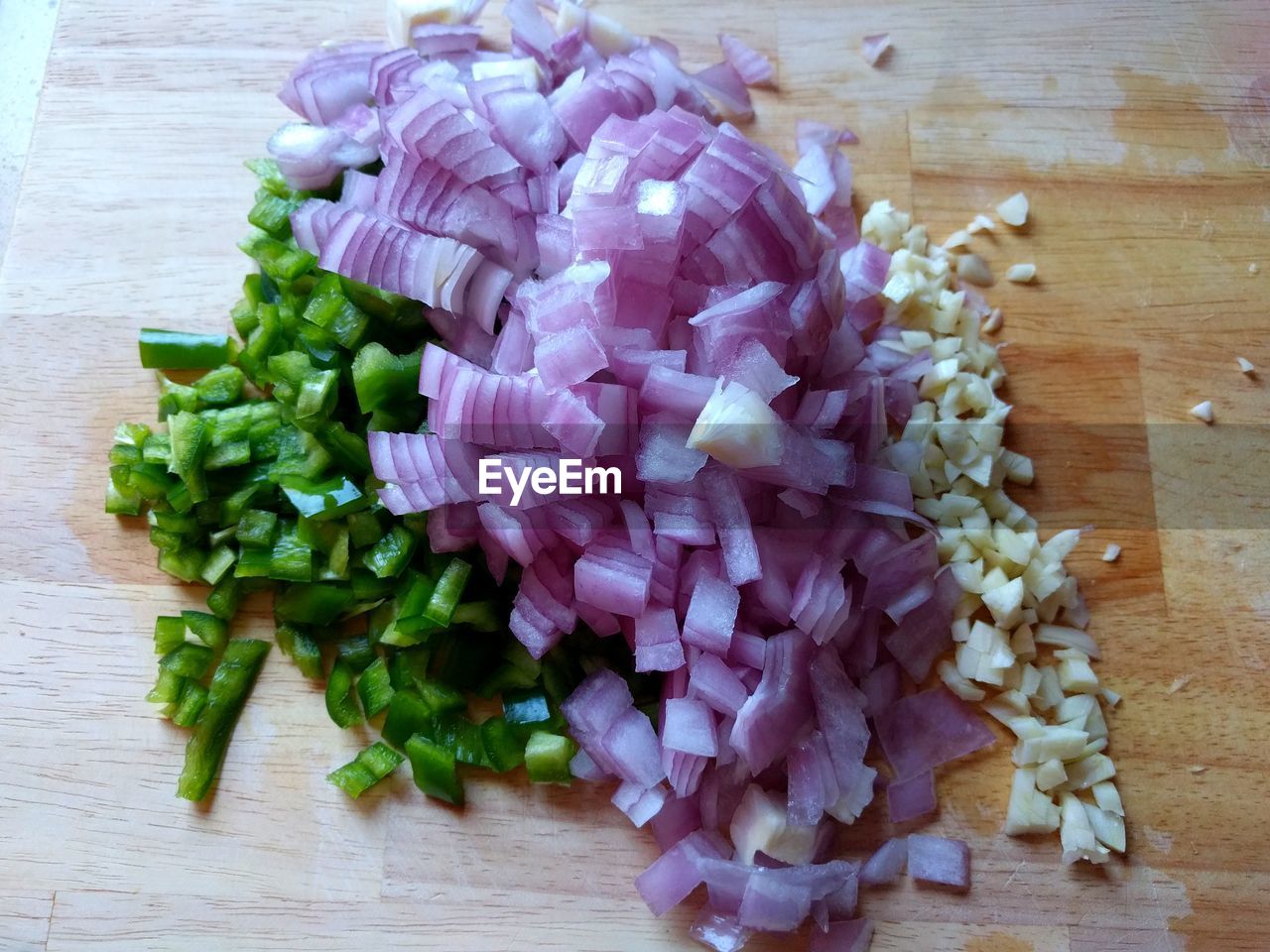 HIGH ANGLE VIEW OF SALAD IN GLASS ON TABLE