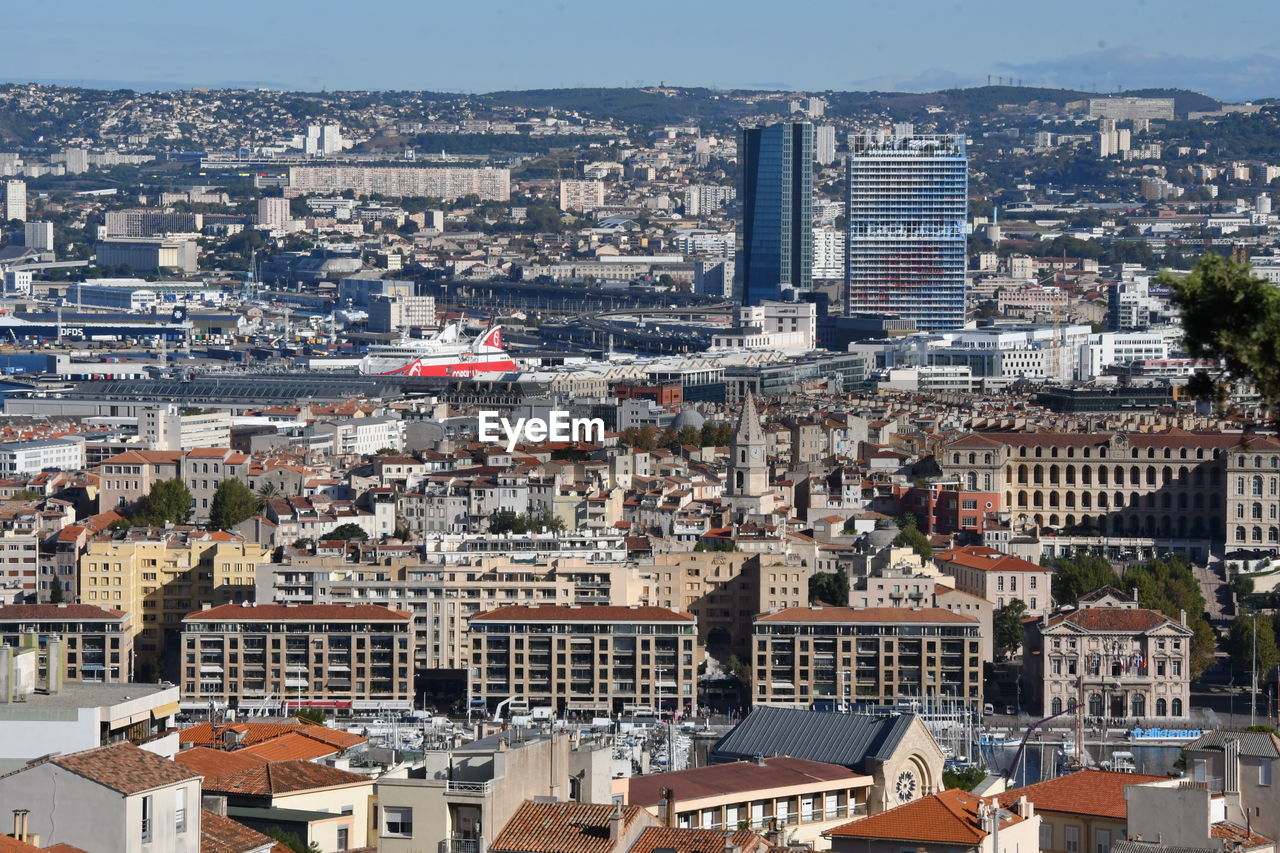 HIGH ANGLE VIEW OF BUILDINGS IN CITY