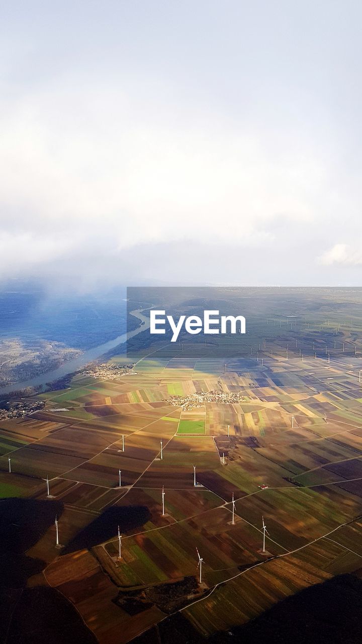 HIGH ANGLE VIEW OF FARM FIELD AGAINST SKY