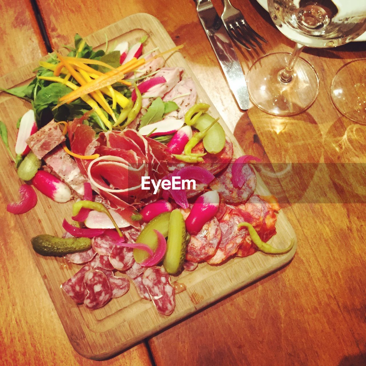 HIGH ANGLE VIEW OF VEGETABLES ON CUTTING BOARD