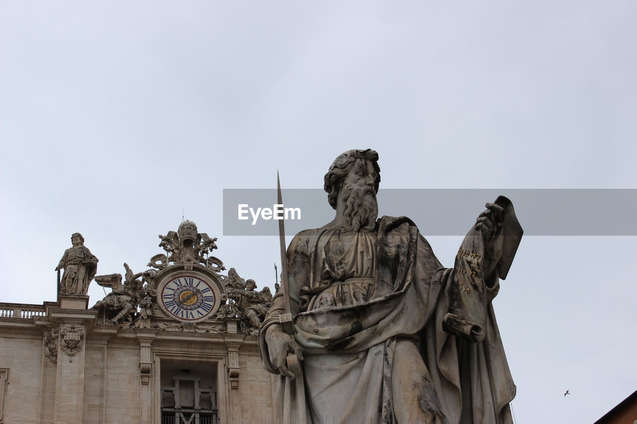 LOW ANGLE VIEW OF STATUE AGAINST SKY