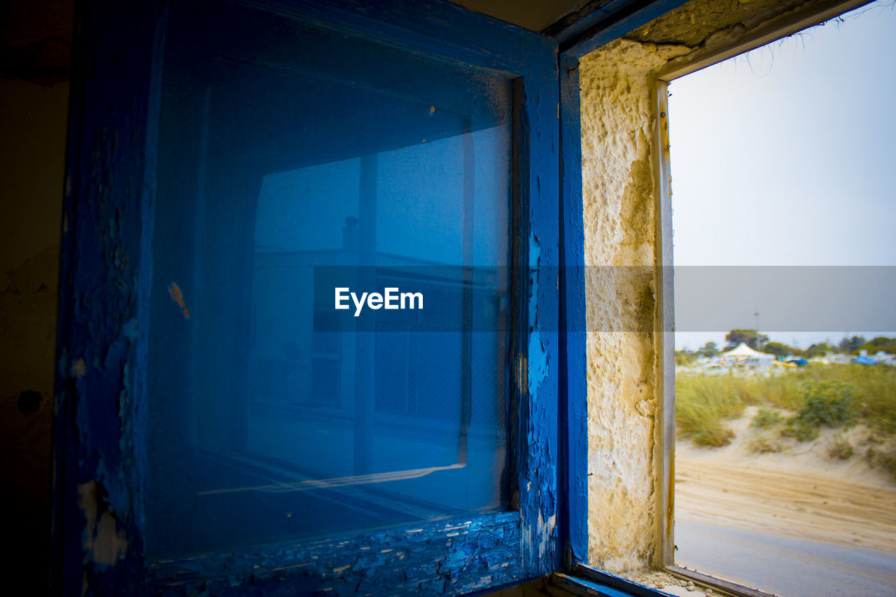 Interior of abandoned house-windows-finestra-blu-riflesso-sea-riflection-mare-landscape