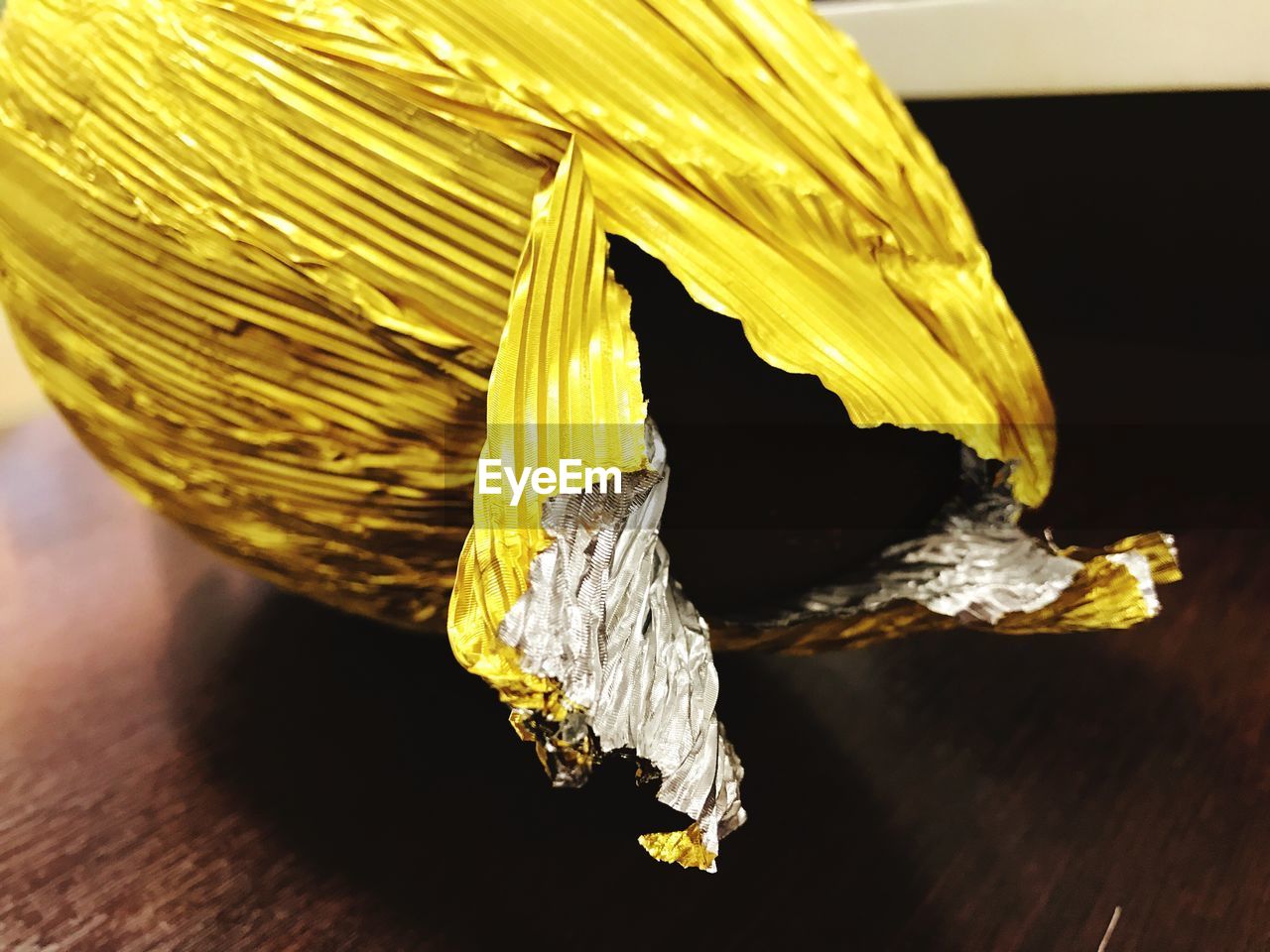 CLOSE-UP OF FRESH YELLOW TABLE