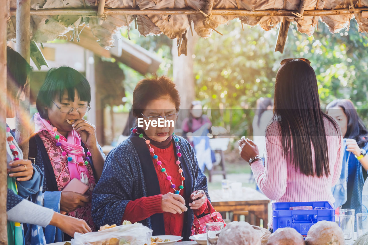 GROUP OF PEOPLE LOOKING AT MARKET