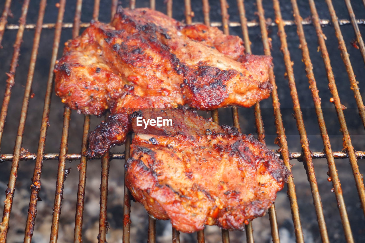 CLOSE-UP OF FOOD ON BARBECUE GRILL