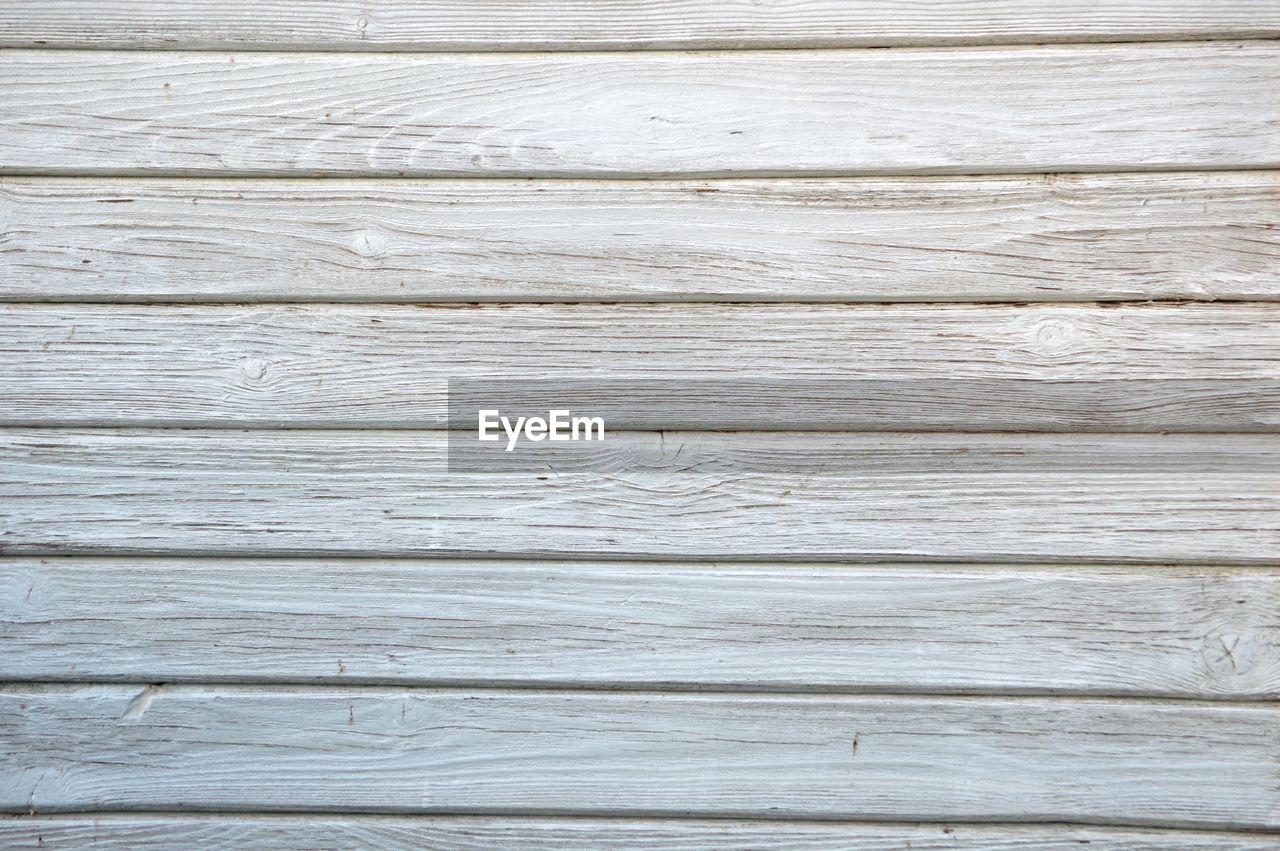 FULL FRAME SHOT OF WEATHERED WOODEN WALL