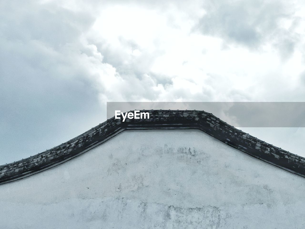 LOW ANGLE VIEW OF HISTORIC BUILDING AGAINST SKY