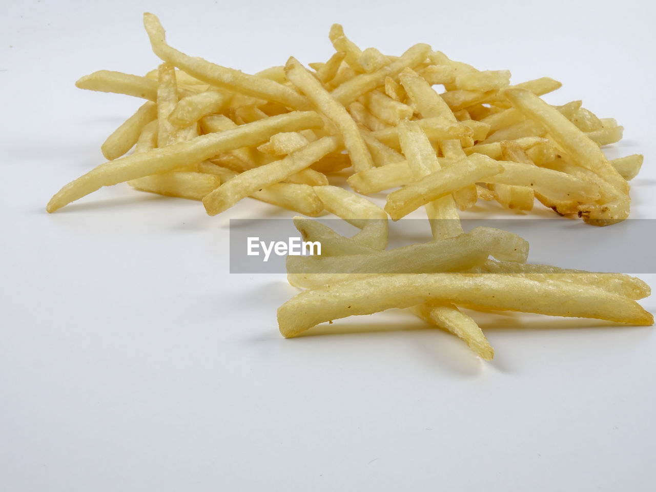 CLOSE-UP OF FRIES WITH MEAT