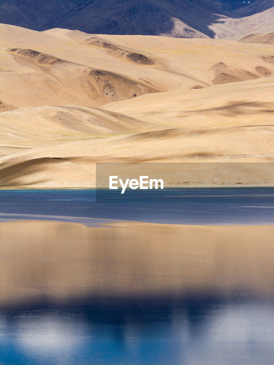 Tso moriri mountain lake panorama with mountains and blue sky reflections in the lake