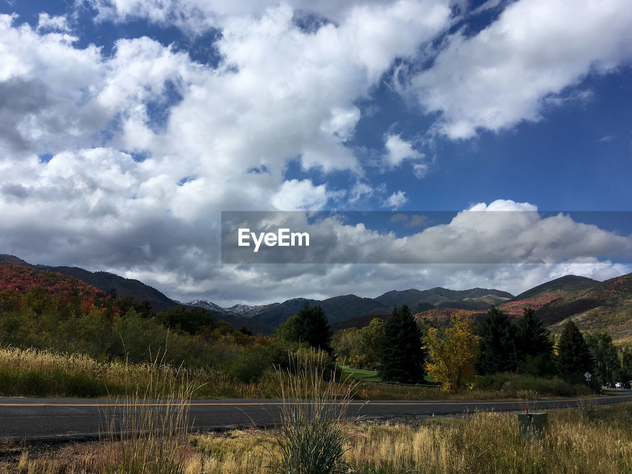 SCENIC VIEW OF LAKE BY MOUNTAIN AGAINST SKY