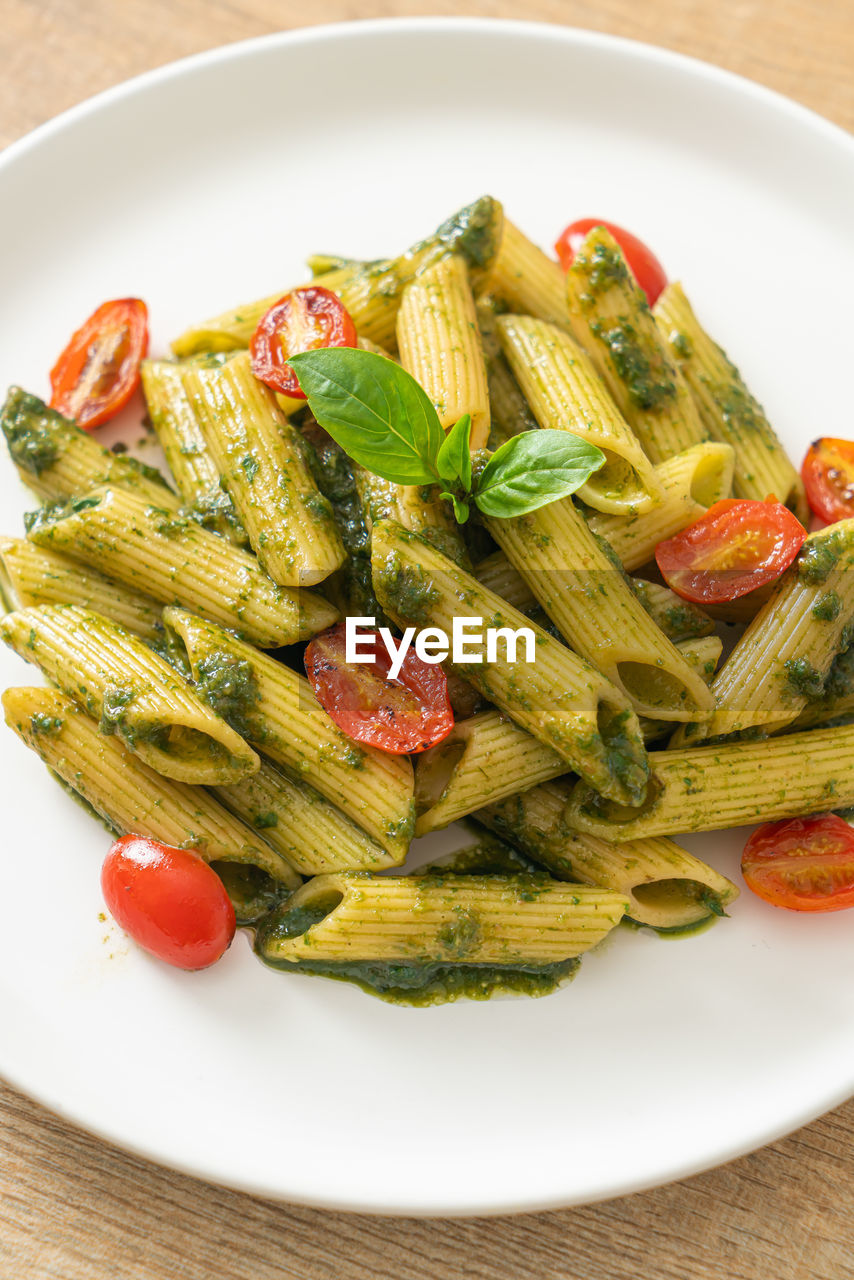 HIGH ANGLE VIEW OF VEGETABLES ON TABLE