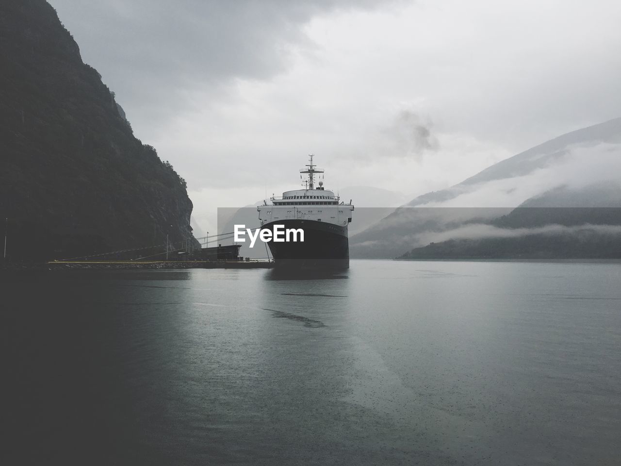 SCENIC VIEW OF SEA BY MOUNTAINS AGAINST SKY