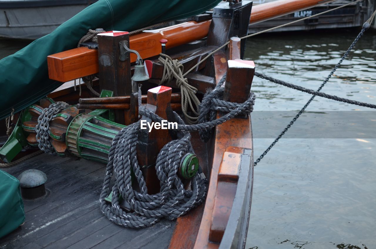 HIGH ANGLE VIEW OF ROPE TIED TO PIER