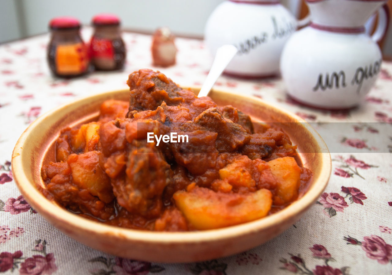 CLOSE-UP OF FOOD IN PLATE