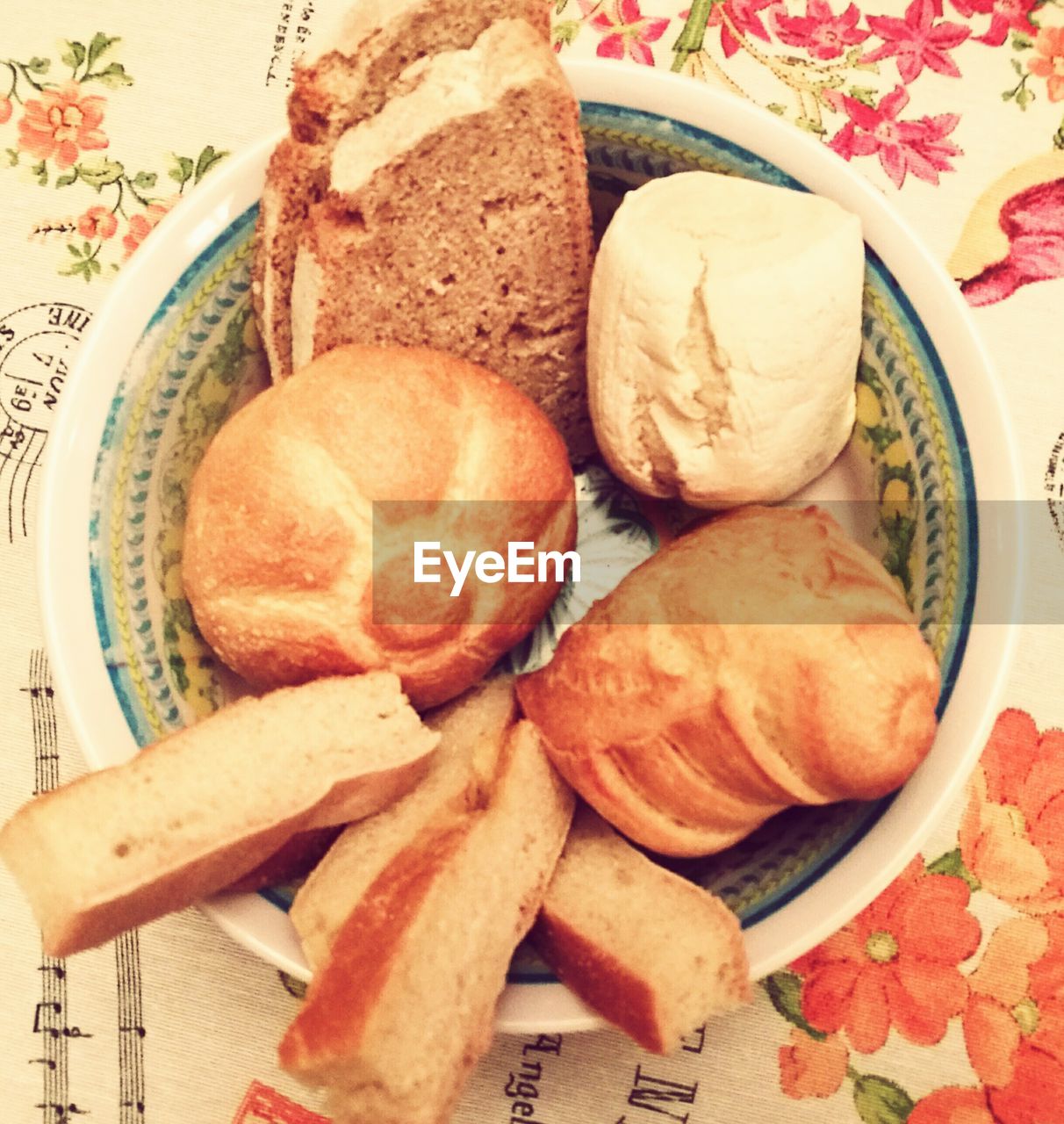 HIGH ANGLE VIEW OF BREAKFAST IN TABLE