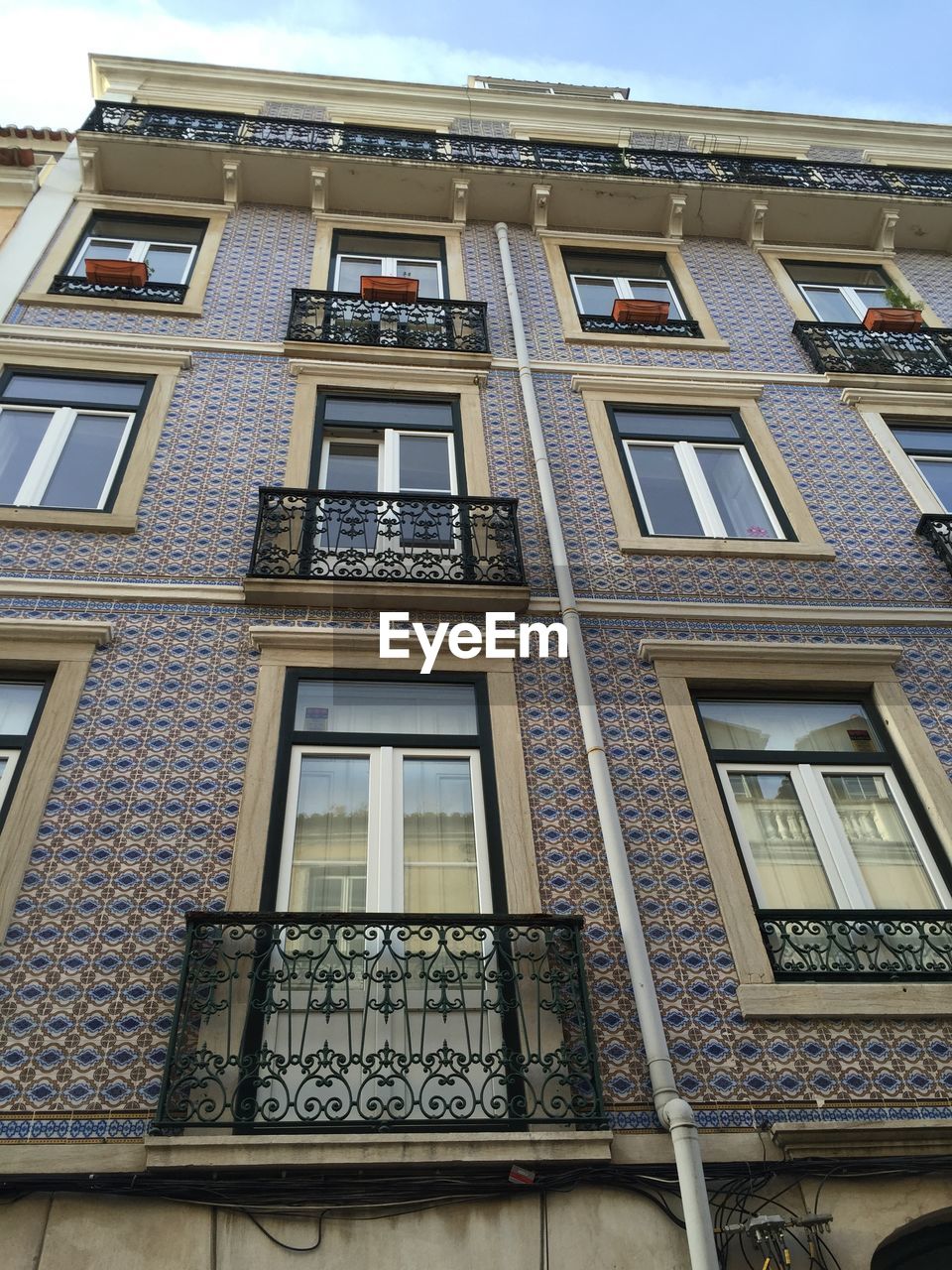 LOW ANGLE VIEW OF BUILDING AGAINST THE SKY