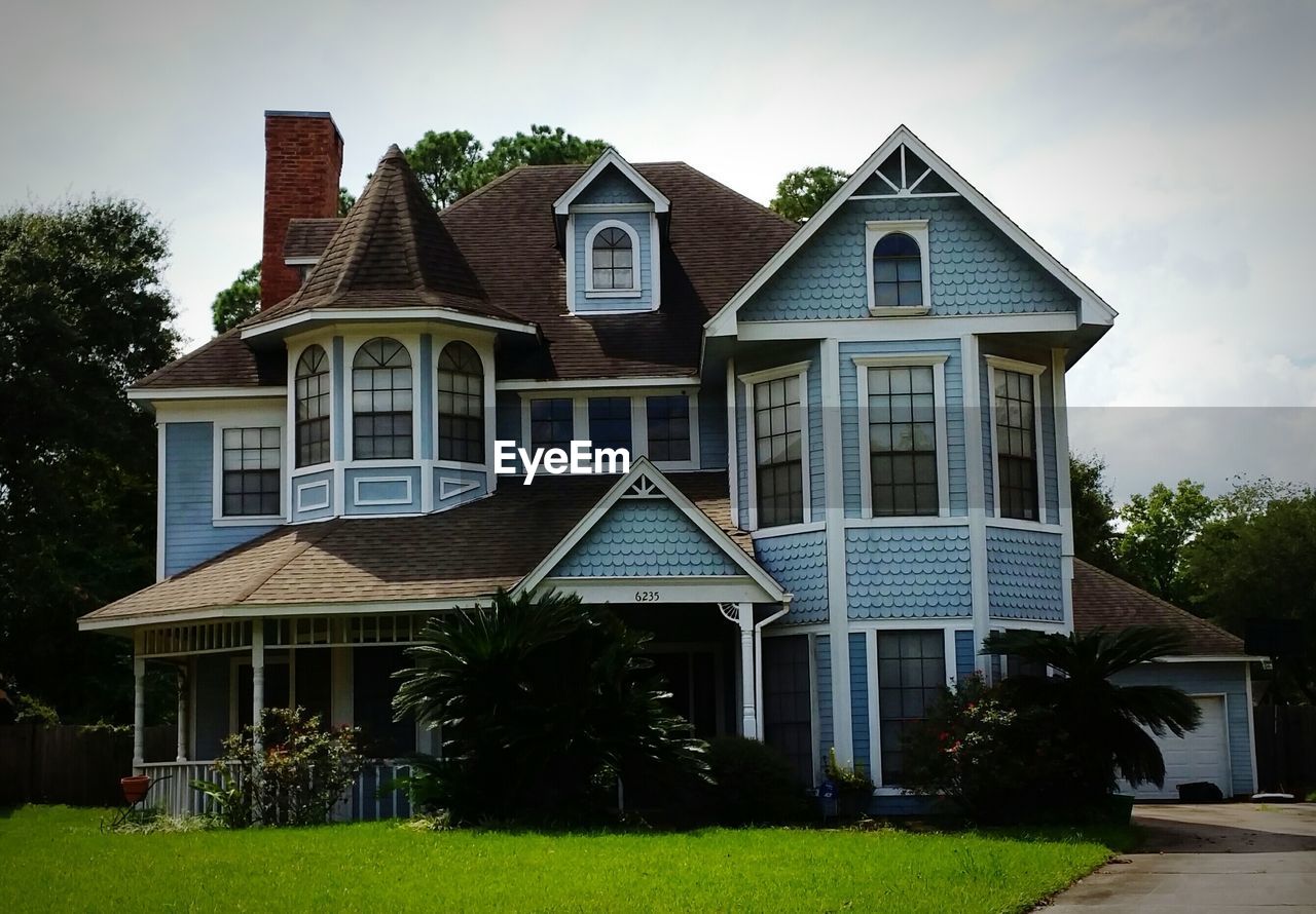 FACADE OF HOUSE WITH BUILDINGS IN BACKGROUND