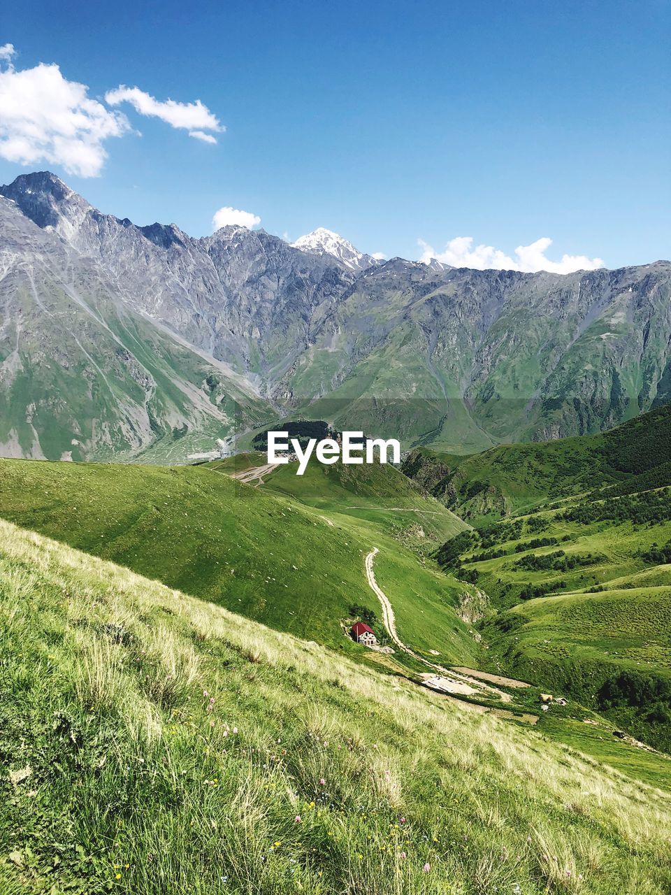 SCENIC VIEW OF LANDSCAPE AGAINST MOUNTAINS