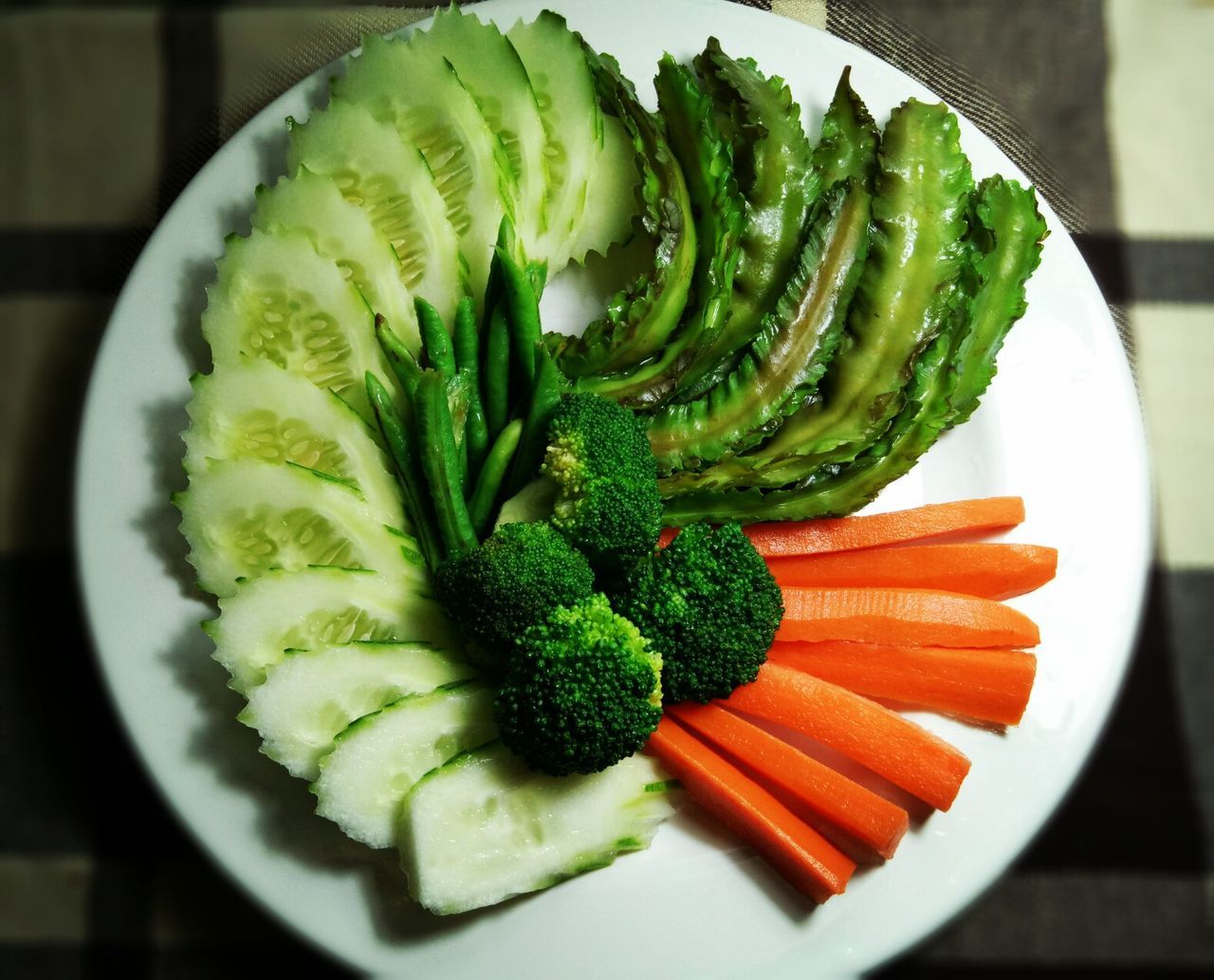 CLOSE-UP OF VEGETABLES ON PLATE