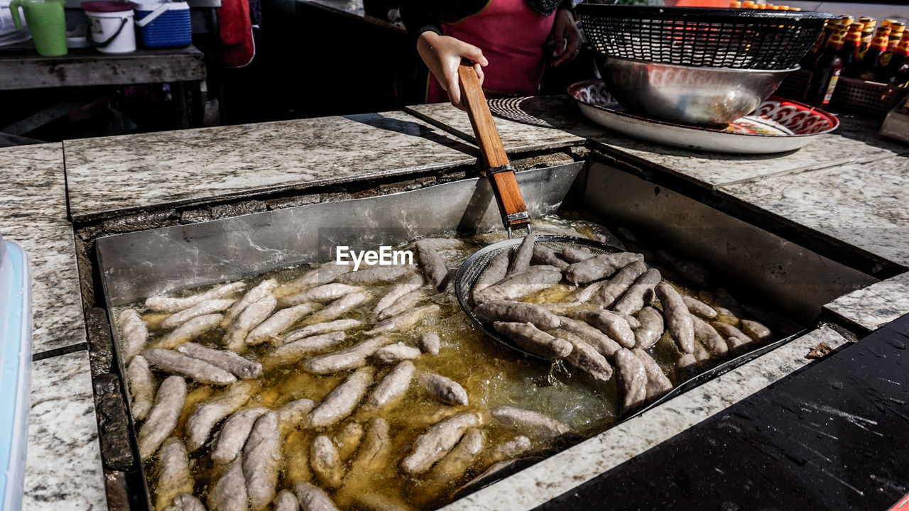 HIGH ANGLE VIEW OF PREPARING FOOD ON MARKET