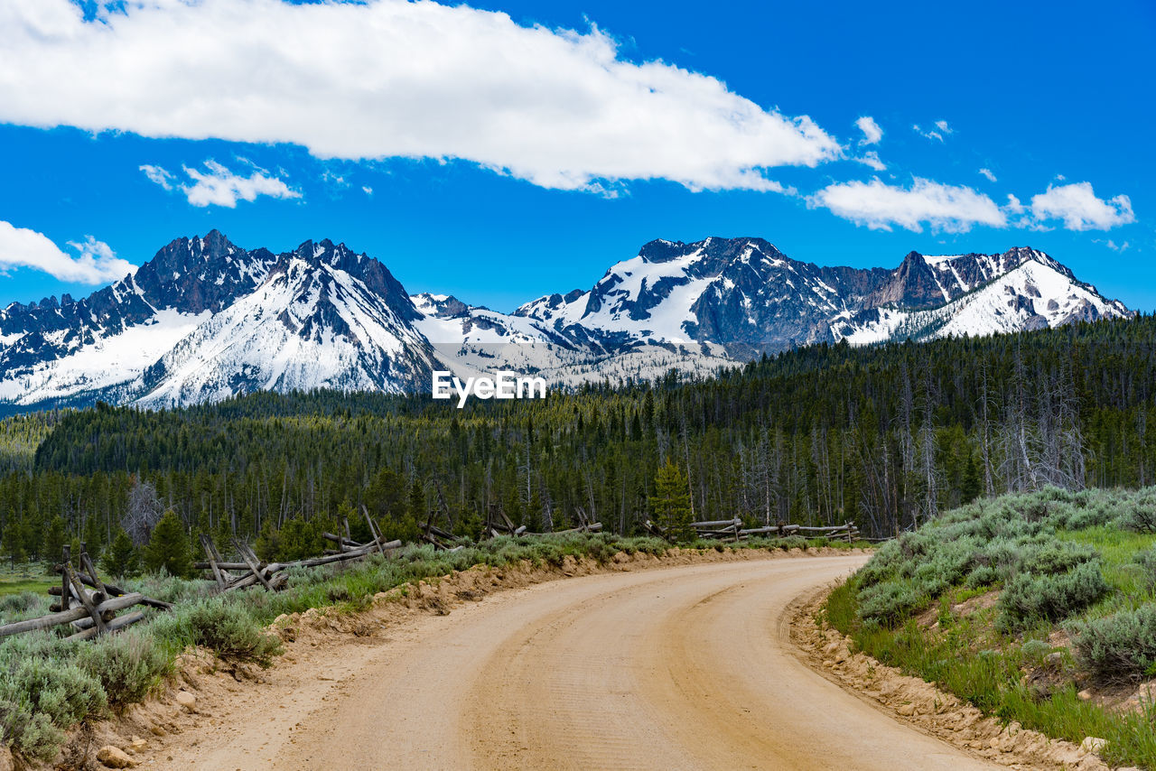 ROAD LEADING TOWARDS MOUNTAIN AGAINST SKY