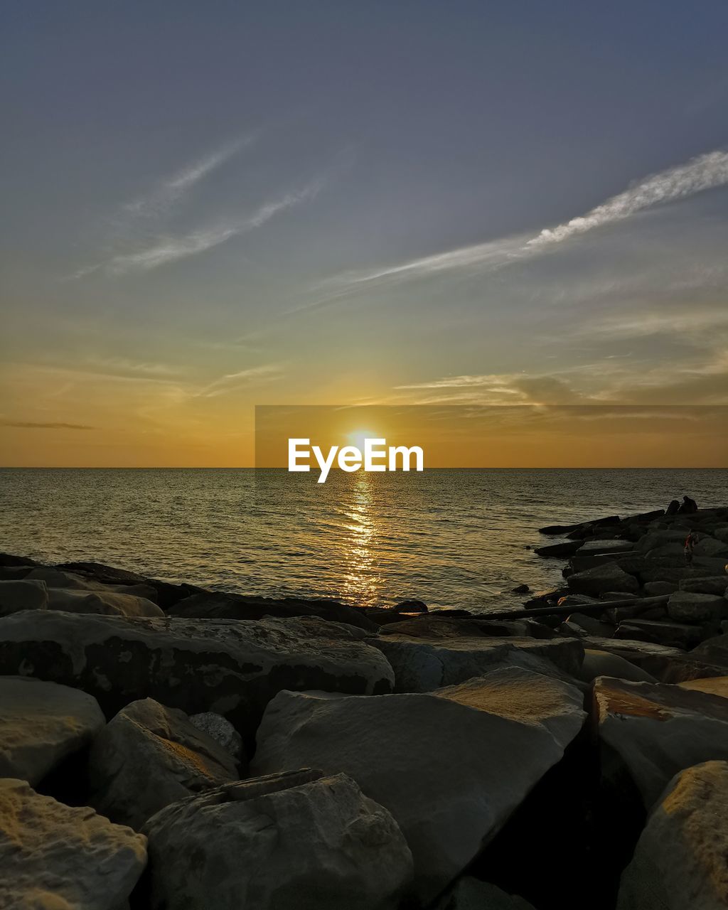 SCENIC VIEW OF SEA AGAINST SUNSET SKY