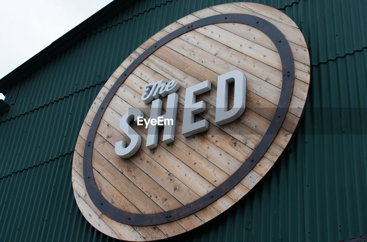 CLOSE-UP OF INFORMATION SIGN ON WOOD