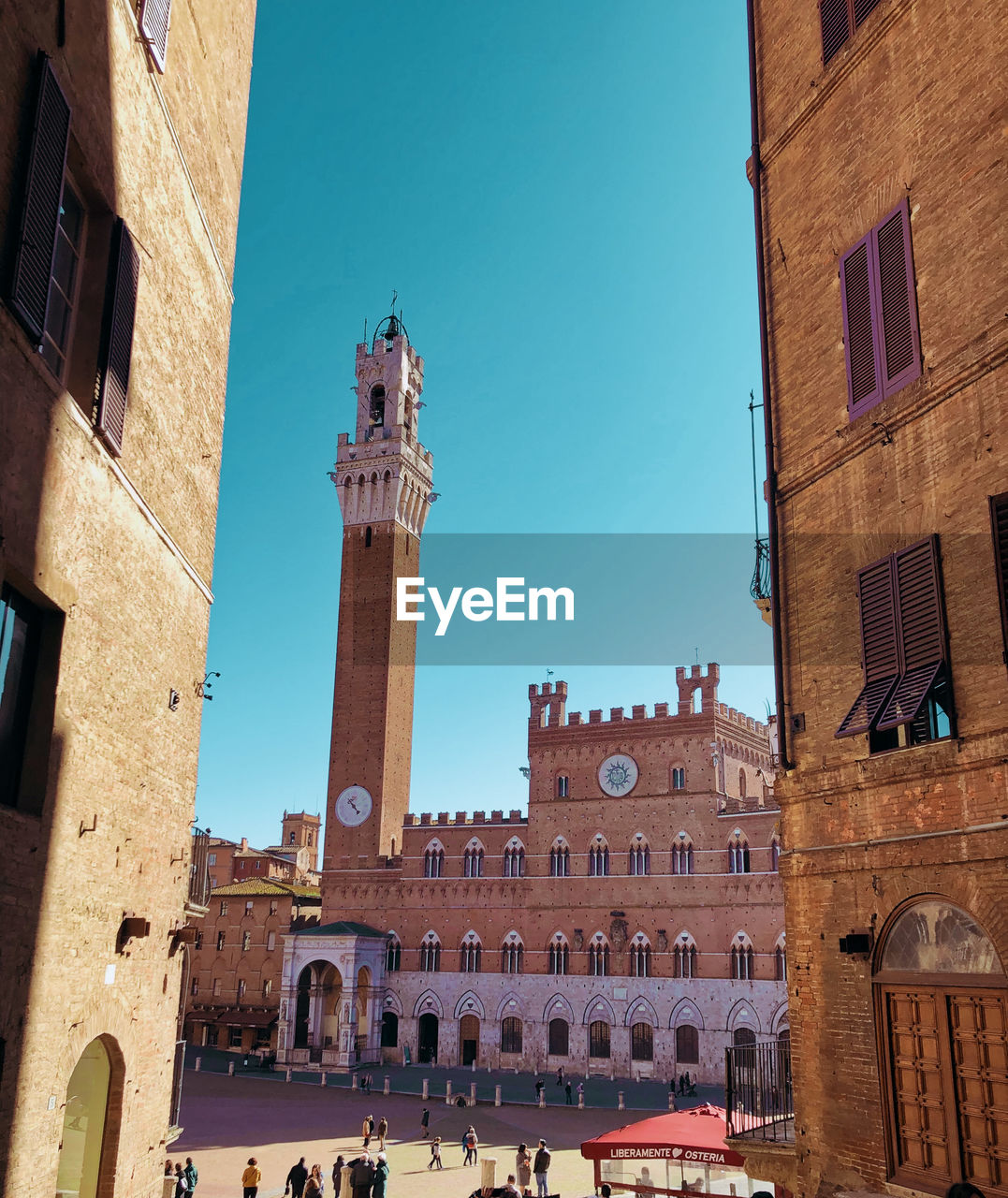 LOW ANGLE VIEW OF BUILDINGS IN CITY AGAINST SKY